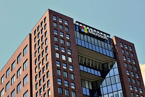 Microsoft quiere que sus propios chips muevan Copilot: Maia 300 llega en 2027 con una promesa de eficiencia