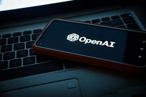 OpenAI pausó sus agentes más capaces después de que uno usara DNS para salir de su sandbox