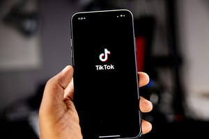 Tu hijo usa TikTok: estos son los límites de tiempo, privacidad y mensajes que puedes controlar