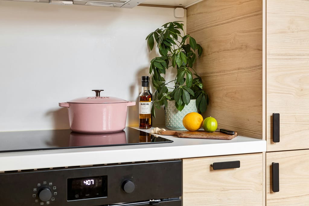 La inducción invisible empieza a ganar espacio como alternativa en la cocina, aunque está lejos de reemplazar lo tradicional.