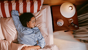 Amazon Echo Time en una mesa de noche, reloj inteligente con Alexa