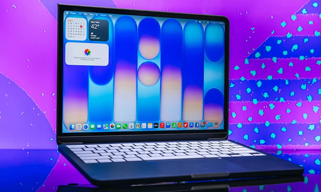 La MacBook Neo con 8 GB reabre el debate sobre la RAM en Apple tras una prueba que mostró un rendimiento mejor al esperado.