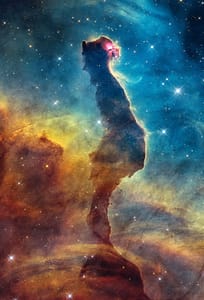 Columna de polvo en la nebulosa Cabeza de Gato, con una figura parecida a un felino y un punto brillante en su cabeza, fotografiada por Hubble