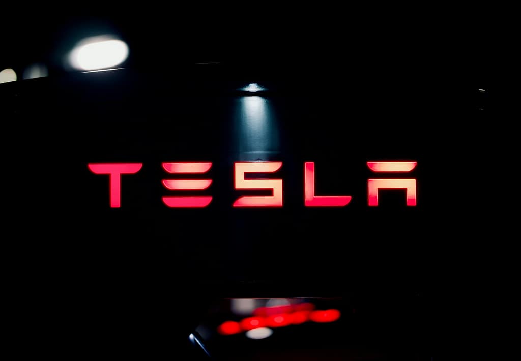 Tesla estaría preparando un auto eléctrico más barato para subir ventas, pero la jugada también podría apretar sus márgenes en 2026.