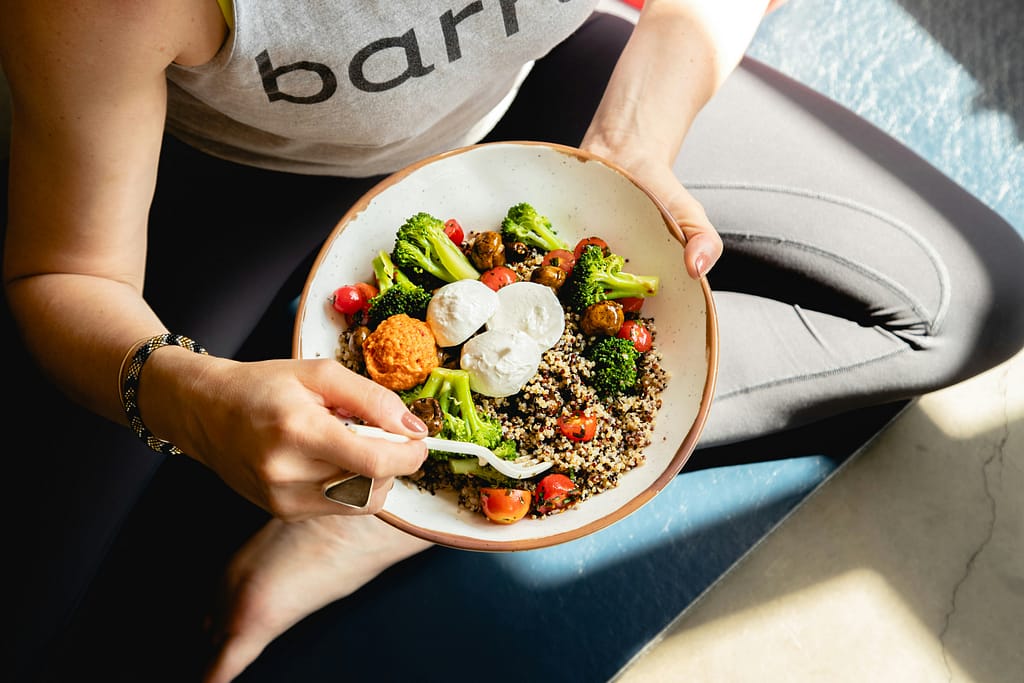 El clean eating puede pasar de hábito saludable a obsesión. Qué riesgos abre esta tendencia y por qué no siempre mejora la relación con la comida.