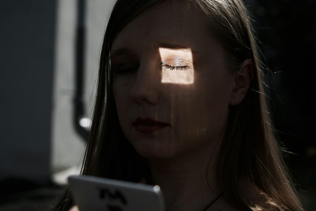Deepfakes, acoso y desinformación abren un nuevo frente de violencia digital en Chile y tensionan los límites de la ley actual.