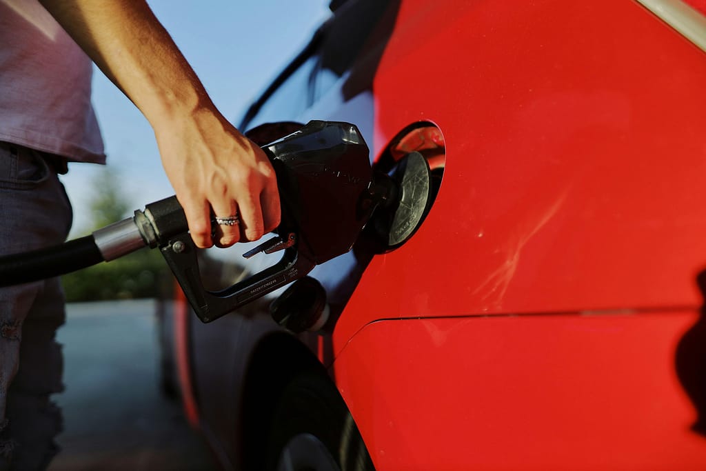 El alza de la bencina impulsa el interés por autos de bajo consumo en Chile y cambia la forma de evaluar ahorro, mantención y repuestos.