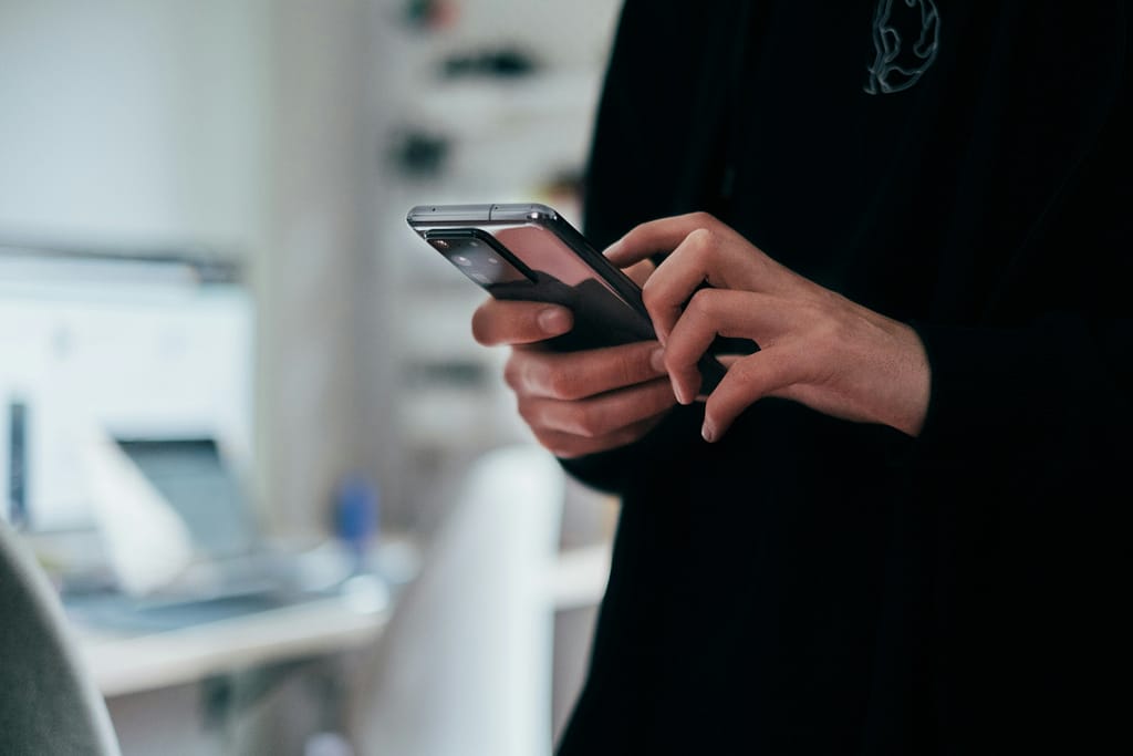 Android y iPhone incluyen herramientas para bajar notificaciones, ordenar el uso del celular y reducir la saturación digital diaria.