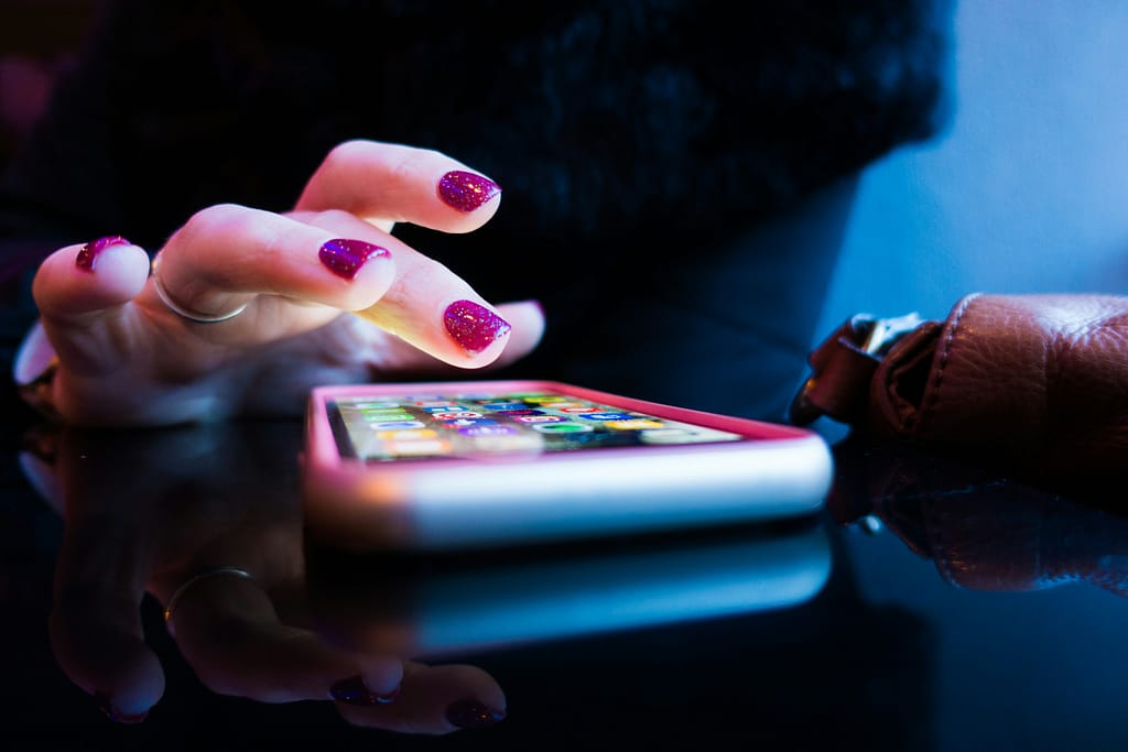 Un estudio detectó barrios de Santiago donde apps de delivery no operan y reabrió el debate sobre exclusión algorítmica y acceso digital.