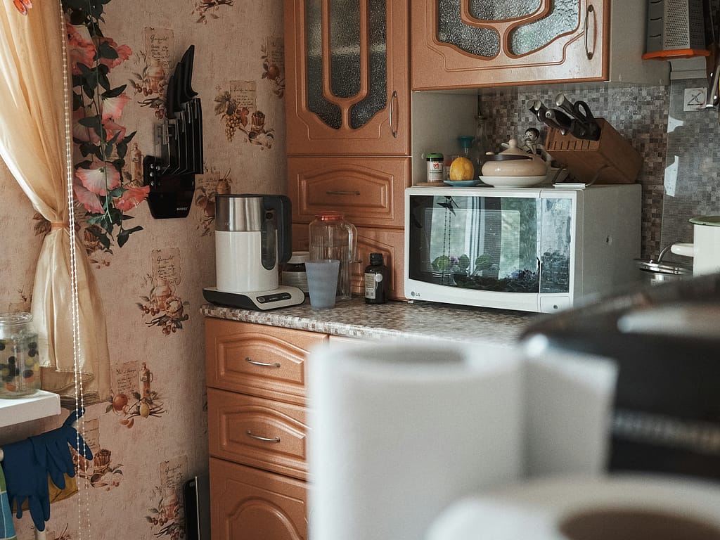 El microondas podría interferir en el WiFi de casa, sobre todo en redes 2,4 GHz. Revisa por qué pasa y cómo mejorar la señal.