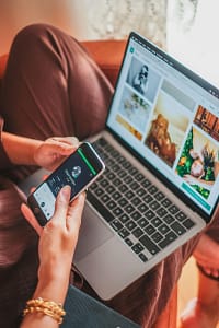 Persona usando un smartphone y un computador; fotografía referencial, no es el Huawei Pura 90 Plus