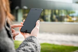 Cuidado con las llamadas falsas: La clonación de voz con inteligencia artificial está aquí