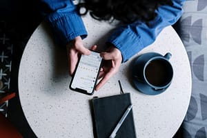 La inteligencia artificial se mete al spam laboral: así operan las nuevas estafas por WhatsApp
