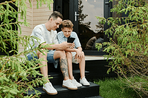 ¿Quién dijo que ser papá era solo cosa de fuerza o torpeza? Así están cambiando las reglas del marketing para los padres de la Gen Z
