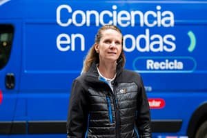 Actividad de reciclaje de celulares y residuos electrónicos realizada en Santiago durante 2026