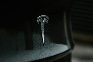 Tesla entrega 486.532 autos en tres meses y queda a un trimestre de volver al crecimiento anual