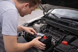 Fotografía de prensa relacionada con mantención automotriz y cuidado de batería