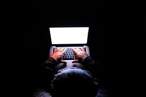 Persona utilizando un computador portátil, imagen referencial de privacidad y consentimiento digital