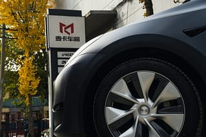 China podría quitar un beneficio fiscal de 13% a sus autos eléctricos exportados: por qué eso cambiaría la guerra de precios