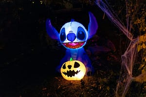 Calabaza de Halloween iluminada en un ambiente oscuro, ejemplo de fotografía nocturna