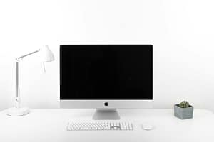 Computador iMac de generación anterior sobre escritorio; fotografía referencial, no es el iMac M6