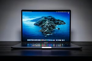 Computador MacBook Pro de una generación anterior sobre escritorio; imagen referencial, no corresponde al M6