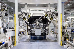 Robots industriales ensamblan automóviles en fábrica, fotografía referencial no correspondiente a General Motors