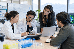 Imagen referencial de colaboración científica en laboratorio