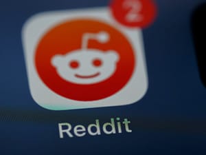 La IA está cerrando otra puerta de la web abierta: Reddit eliminará RSS y restringirá su API