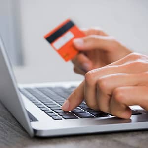 ¿Adiós a las tarjetas? Más del 80% de los chilenos ya gestiona su dinero por internet
